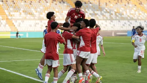 La Selección de Fútbol Sub-17 de EAU celebra el triunfo. (WAM)