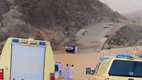 Defensa Civil de Omán en el lugar del siniestro. (Fuente externa)