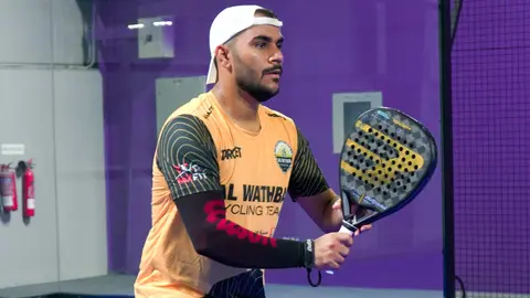 Jugador en la pista de Amigos Padel Club. (Cedida)