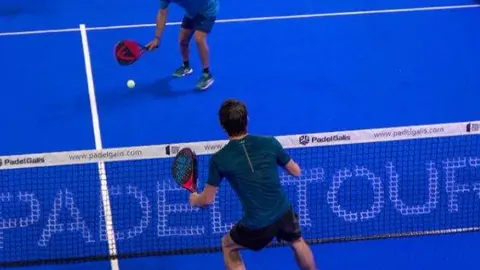 Juego entre competidores en Amigos Padel Club. (Cedida)