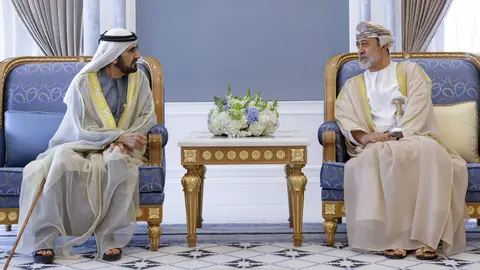A la izquierda de la imagen, el gobernante de Dubai junto al sultán de Omán este martes en Dubai. (WAM)