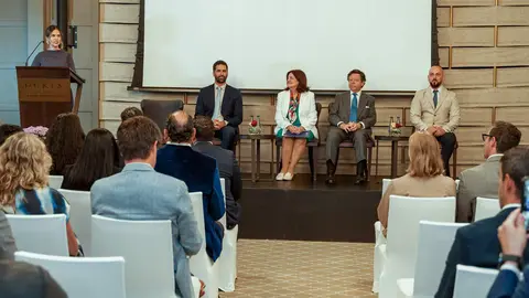 De izquierda a derecha: Esther Galán, Directora de Marketing de UCAM, Alberto Fernández, Director de
UCAM Dubai; María Dolores García, Presidenta de la Universidad UCAM; embajador de España en EAU,
Íñigo de Palacio; y Suhail Al Al Sabbagh, alumno del instituto.