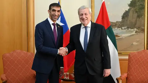 El canciller de Chile y el ministro de Comercio Exterior de EAU. (WAM)