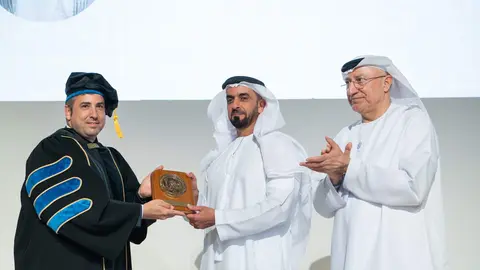 El director de Relaciones Institucionales de UCAM, José Luis Mendoza García, otorga al jeque Saif bin Zayed la Cátedra Extraordinaria de la Universidad de UCAM en el campo de la Acción Humanitaria Sostenible. (WAM)