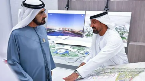 El gobernante de Dubai supervisa sobre planos la ampliación de DWC. (WAM)