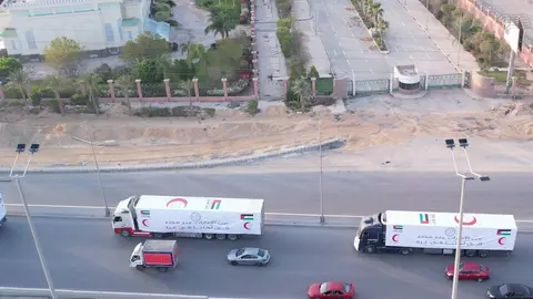 Camiones con ayuda emiratí se dirigen a Gaza. (WAM)