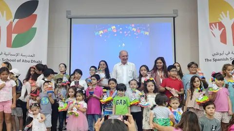 El embajador de México junto a todos los niños participantes en el evento. (EL CORREO)