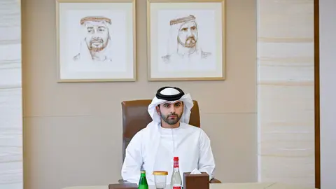 El jeque Mansour bin Mohammed durante la reunión del Gabinete. (WAM)