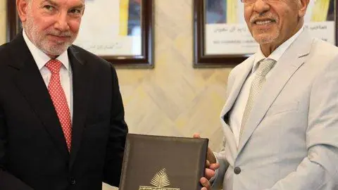 A la izquierda, el embjador de México en EAU tras la firma del documento. (WAM)