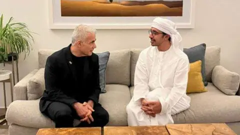 El ministro emiratí junto al líder de la oposición de Israel. (WAM)