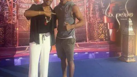 Descemer Buenos (izquierda) junto al artista cubano Dayan del espectáculo La Perle en Dubai. (Facebook)