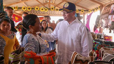 El presidente de Colombia con residentes en La Guajira. (Presidencia de Colombia)