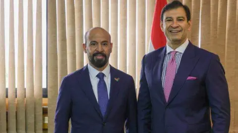 A la izquierda el embajador de Emiratos junto al presidente del Congreso y del Senado de Paraguay. (WAM)