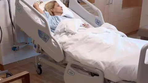 Una captura de pantalla del vídeo difundido por la actriz durante su estancia en el hospital emiratí.