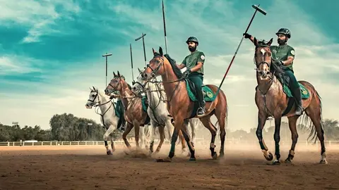 Una imagen de WAM de la Policía de Dubai de Tent Pegging.