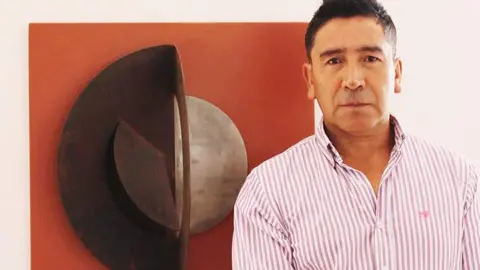 Alberto Martínez, ante una de sus obras. (Fuente externa)