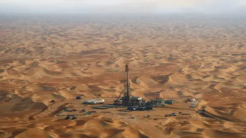 Un pozo de Adnoc en el desierto de Abu Dhabi. (WAM)