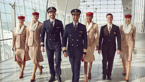 Pilotos y personal de cabina de la aerolínea de Dubai Emirates. (X)