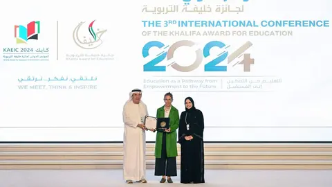 La educadora colombiana recibe el premio Khalifa en Abu Dhabi. (WAM)