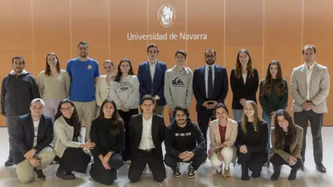 El embajador de EAU en España, de pie cuarto por la derecha, junto a alumnos y personal de la Universidad de Navarra. (Cedida)