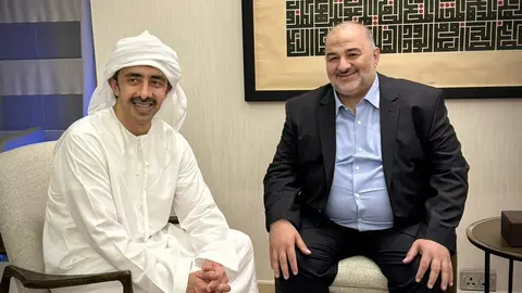 El ministro emiratí con el miembro de la Knesset israelí. (WAM)