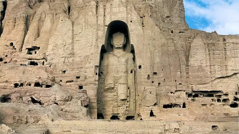 Una de las estatuas de buda en la zona afgana de Bamiyán. (X)