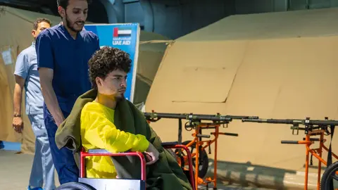 Palestino herido recibe tratamiento en el hospital de EAU. (WAM)