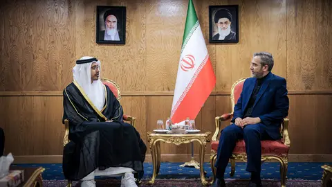 El jeque Abdullah con el ministro interino de Asuntos Exteriores de la República Islámica de Irán. (WAM)