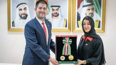La ministra emiratí de Estado para la Cooperación Internacional entrega la medalla a José Agüero. (WAM)