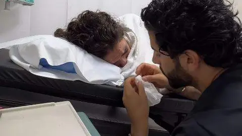 La influencer mexicana junto a su marido en un hospital en Dubai. (Instagram @jousfit)