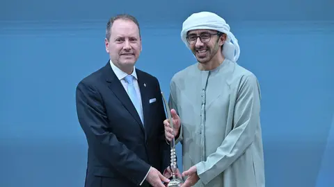 El embajador de Uruguay en EAU recibe el premio del canciller emiratí. (Cedida)
