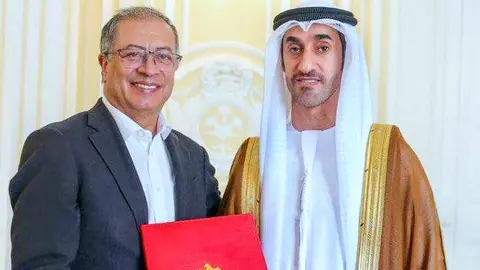 El nuevo embajador junto al presidente de Colombia.