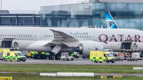 El avión de Qatar Airways en el aeropuerto de Dublín. (X)