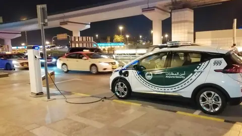 Un coche de Policía en el aeropuerto de Dubai. (EL CORREO)