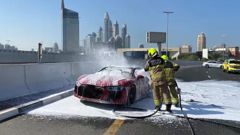 Efectivos apagan un incendio en un deportivo. (Defensa Civil de Dubai)
