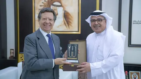 El embajador de España en EAU junto al director del Instituto de Patrimonio de Sharjah. (Cedida)