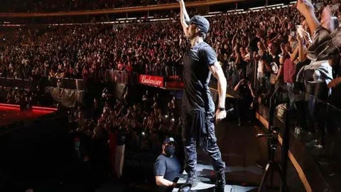 Enrique Iglesias durante un concierto. (Instagram)