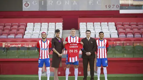 De izquierda a derecha: Los jugadores del Girona FC Yan Couto, Artem Dovbyk, Sávio Moreira, junto a tripulación de cabina de Etihad Airways. (Girona FC)