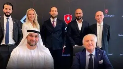 Firma del acuerdo en Dubai entre Gulf Land y Lamborghini. (X)