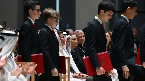 Miembros del coro ante autoridades emiratíes. (WAM)
