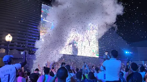 Los seguidores en el parque Real Madrid World Dubai celebran la victoria del equipo. (EL CORREO)
