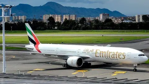 El avión de Emirates en el aeropuerto El Dorado.