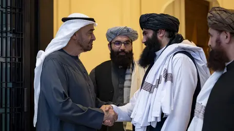 El jeque Mohamed Bin Zayed se reúne con Sirajuddin Haqqani y la delegación afgana en Abu Dabi. (WAM)