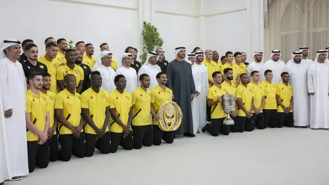 El presidente de EAU con miembros del equipo técnico y jugadores del Al Wasl. (WAM)