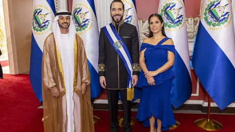 El representante de Emiratos junto al presidente de El Salvador y su esposa. (WAM)