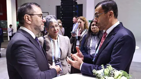 El ministro de Estado de Asuntos Económicos y Comercio de EAU (derecha) junto al ministro venezolano. (X)