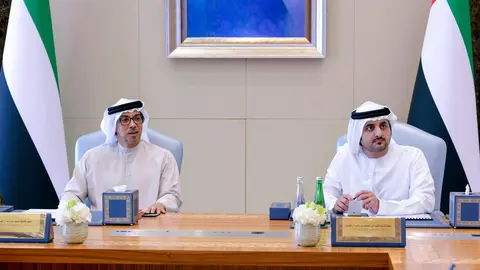 El jeque Mansour bin Zayed Al Nahyan a la izquierda y el jeque Maktoum bin Mohammed bin Rashid Al Maktoum. (Dubai Media Office)