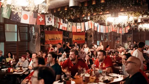 Ambiente en Lola Taberna Dubai durante un encuentro de la selección. (Cedida)