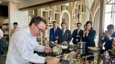 El Chef Paco Morales realizando una demostración culinaria en la cocina del restaurante Qabu en Dubai. (EL CORREO)