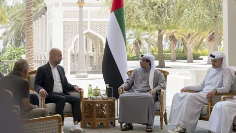 Pep Guardiola con los propietarios del Manchester City en Abu Dhabi. (WAM)